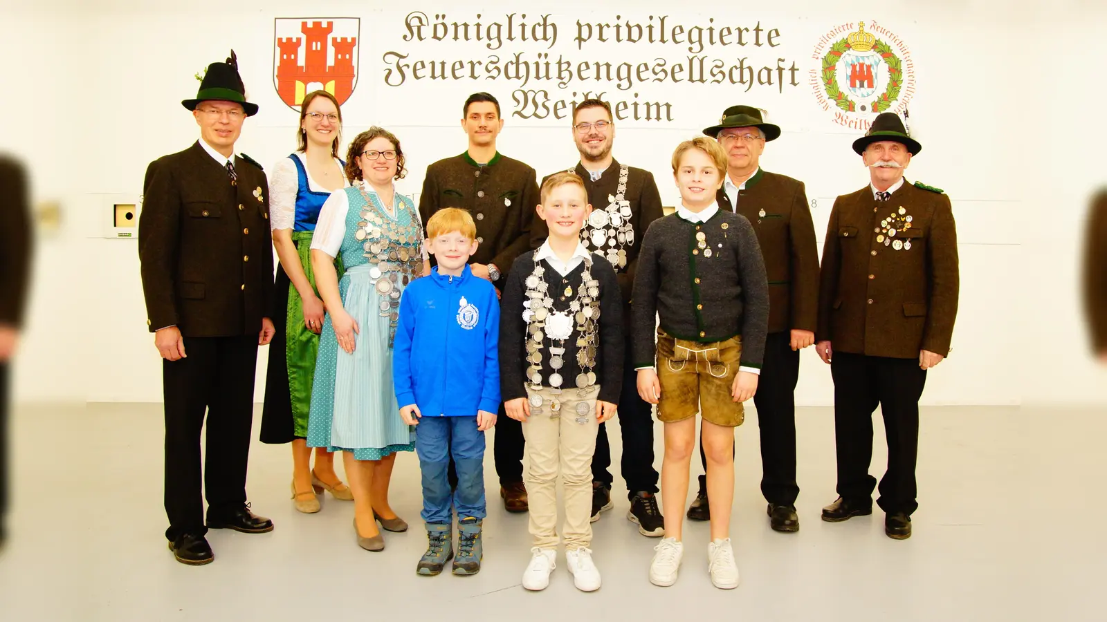 Die erfolgreichen Schützen: vorne von links: 2. Jugendkönig Jakob Loder, 1. Jugendkönig Bennett Schilling, 3. Jugendkönig Elian Rieger; hinten von links: 1. Schützenmeister Peter Schwelle, 2. Königin Nicole Hausler, 1. Königin Diana Büttner, 2. König Dominik Nawrath, 1. König Andreas Schumacher, 3. König Fritz Topitsch, 2. Schützenmeister Hermann Plötz. (Foto: Feuerschützengesellschaft)