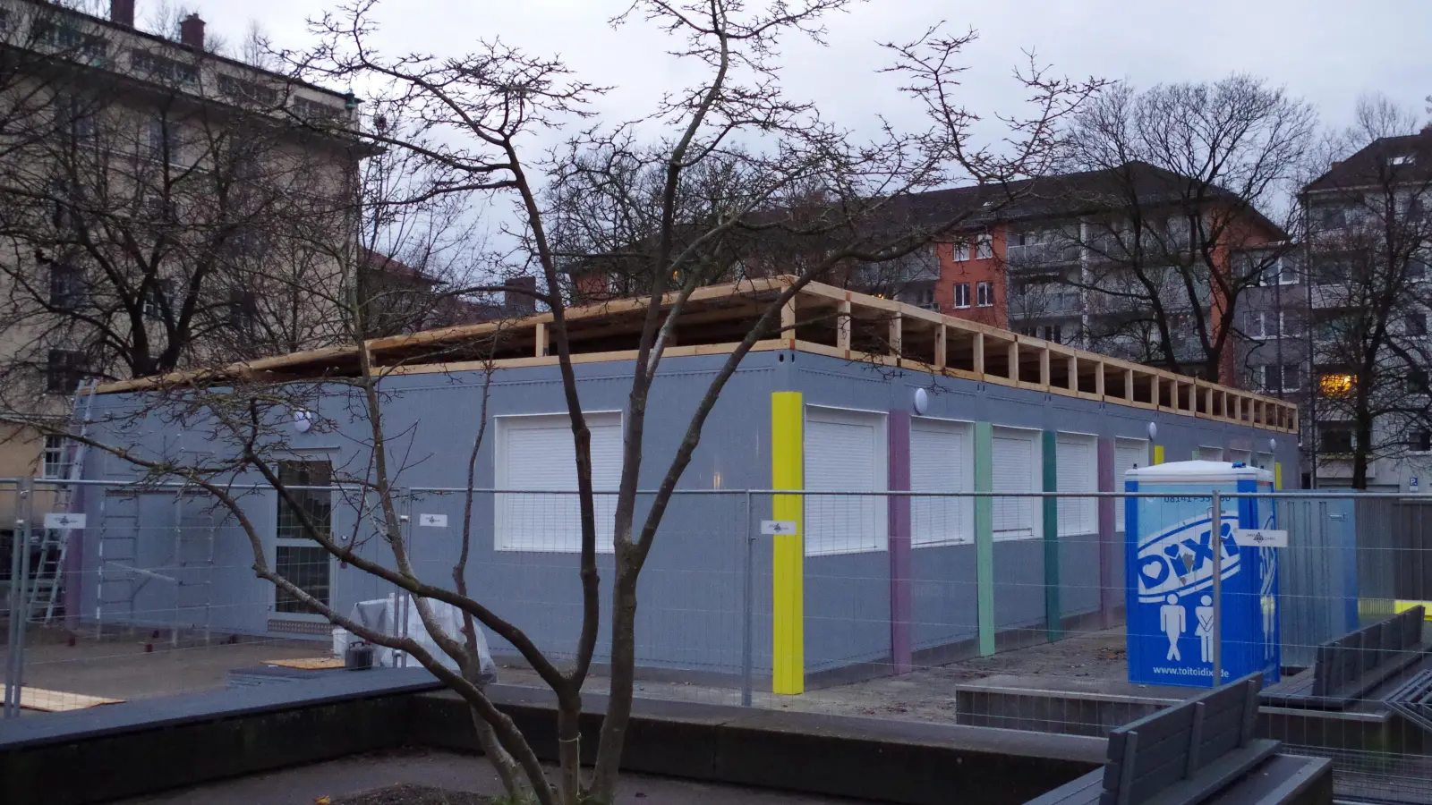 Das Multikulturelle Jugendzentrum Westend (MJKZ) wird übergangsweise in diesen Containern am Georg-Freundorfer-Platz unterkommen, bis der Neubau in der Westendstraße 66a bezugsbereit ist. (Foto: Beatrix Köber)