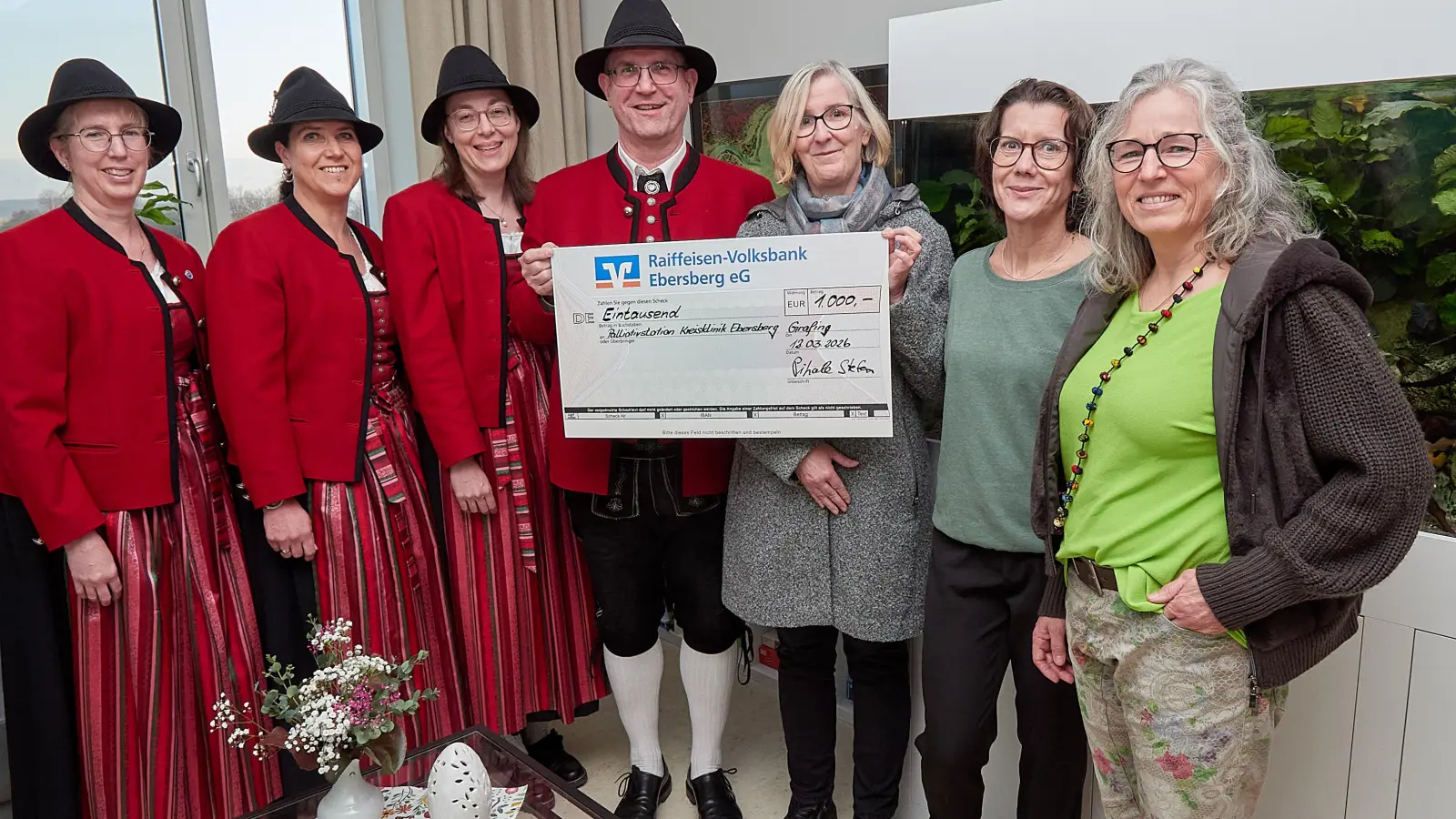 Vertreter des Spielmannszugs Grafing übergaben einen Scheck in Höhe von 1.000 Euro an die Palliativstation (v.l.) Karin Aigner-Bumke (Stationsltg.), Dr. Michelle Ulrich (Oberärztin), Michaela Niedermair (stv. Stationsltg.). Nicht im Bild, Supermarktinhaber Martin Gruber.  (Foto: KlinikumEbersberg München Ost/ Peter Hinz-Rosin)