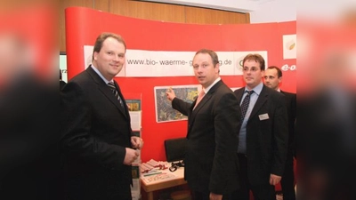 Als innovativ und zukunftsweisend bezeichnete Finanzminister Georg Fahrenschon das geplante Hackschnitzel-Blockheizwerk der Firma Glück. V.l. Bürgermeister Christoph Göbel, Finanzminister Georg Fahrenschon und Glück-Geschäftsführer Markus Wahl am Stand der Firma Glück. (Foto: US)