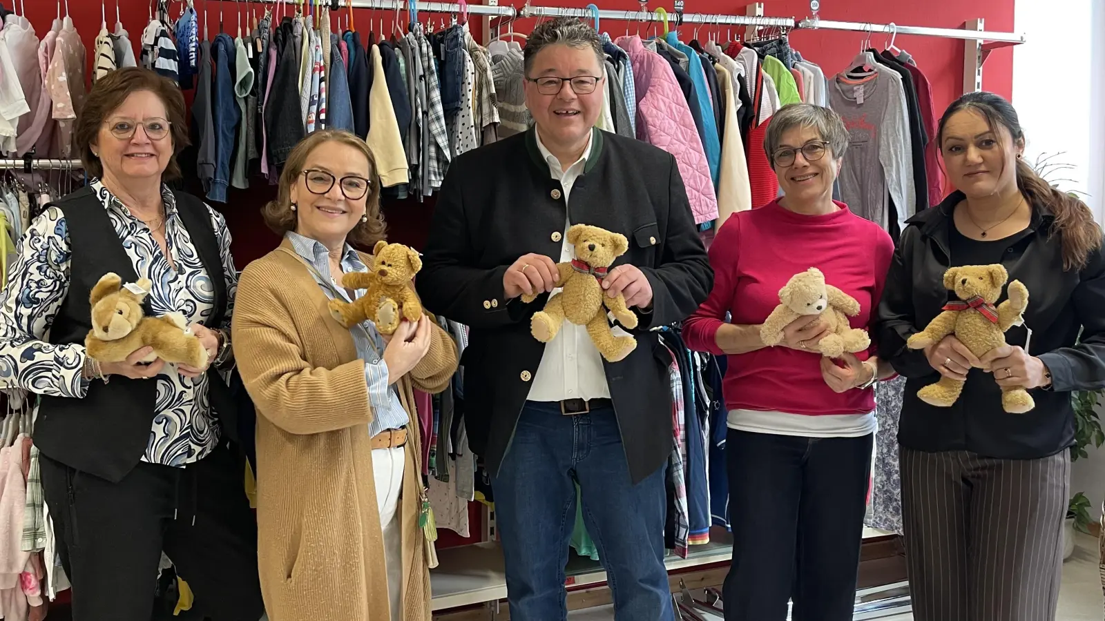 Feierten den Neustart der Klawotte in der Alten Landstraße (v.l.): Gemeinderätin Andrea Seeböck, Spiri Schnabel, Brgm. Thomas Loderer, Ulrike Konrads und Najia Ahmadi. (Foto: hw)