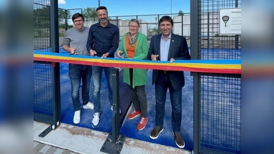 Von links: Norbert Glasner (stellv. Leitung Liegenschaften), Peter Mruk (1. Vorstand TC Unterföhring), Doris Rudi (3. Vorstand und Kassenwärtin TC Unterföhring )und Bürgermeister Andreas Kemmelmeyer. (Foto: Gemeinde Ufg/nie)