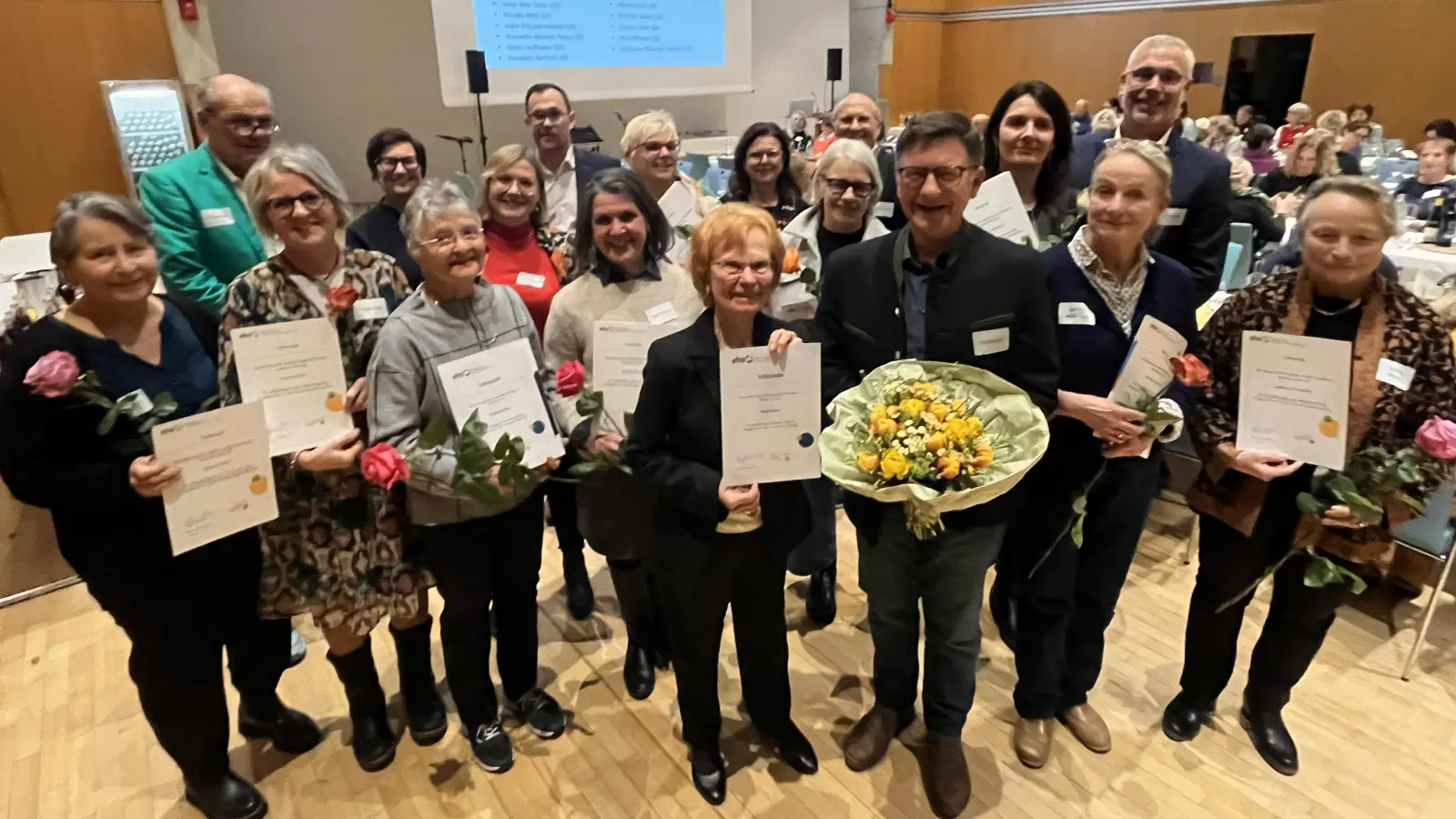 Sie sind das Gesicht der Volkshochschule (von links): Dianne Frost, Thomas Proft, Claudia Hujer, Christine Loibl, Christine Ober, Lisa Aulinger, Matthias Schremser, Kornelia Schulz, Astrid Herold, Helmi Iwan (vorne), Elke Link, Kerstin Eberle, Christian Schiller, Tim Weidner, Dr. Caroline Bernhard, Barbara Bauer Hutz, Robert Klier, Ingeborg Hebeisen. (Foto: vhs)