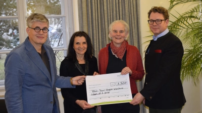 Bei der Übergabe des Spendenschecks (von links nach rechts): Jens Benninghoff, Chefarzt des Zentrums für Altersmedizin und Entwicklungsstörungen, Ellen Schwarz, Leiterin des Chors D'aChor, Ute Rentmeister, Musiktherapeutin, und Nicolas von Oppen, Geschäftsführer des kbo-Isar-Amper-Klinikums. (Foto: kbo-Isar-Amper-Klinikum)