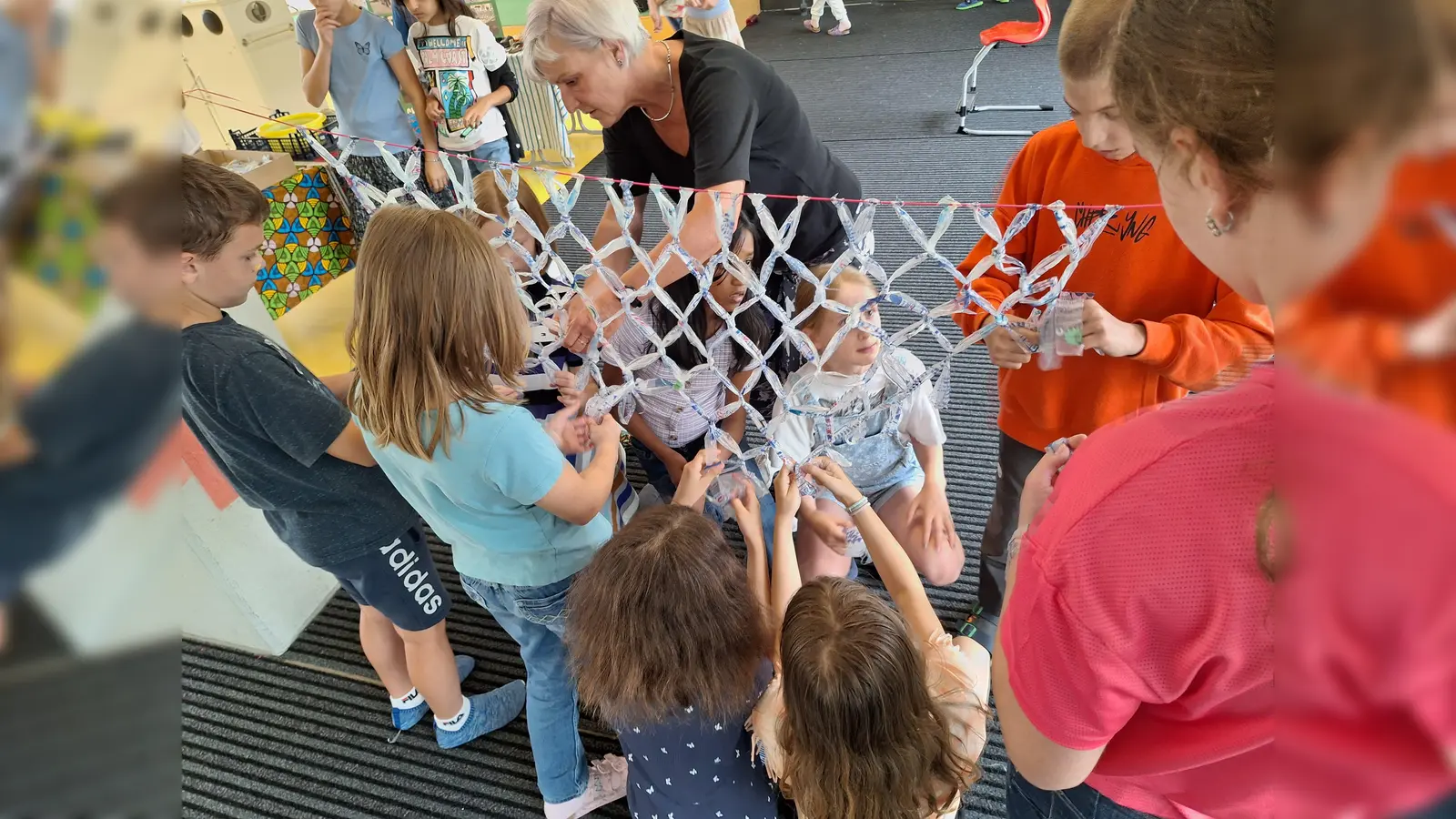 In kurzer Zeit stellten die Schülerinnen und Schüler ein kleines Netz aus Plastikmüll her.  (Foto: Grundschule Gerastraße)