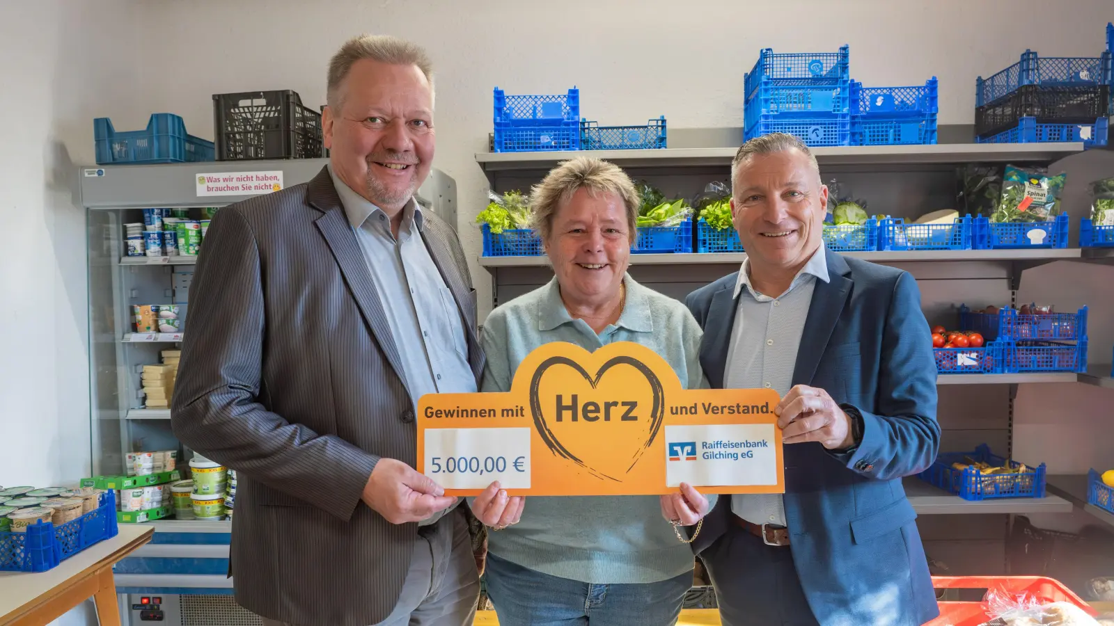 Thomas Rosner und die Vorsitzende der Tafel Xenia Strowitzki freuten sich über die Spende von Andreas Schauler, Leiter Anlageberatung der Raiffeisenbank (v. l.). (Foto: Raiffeisenbank Gilching )