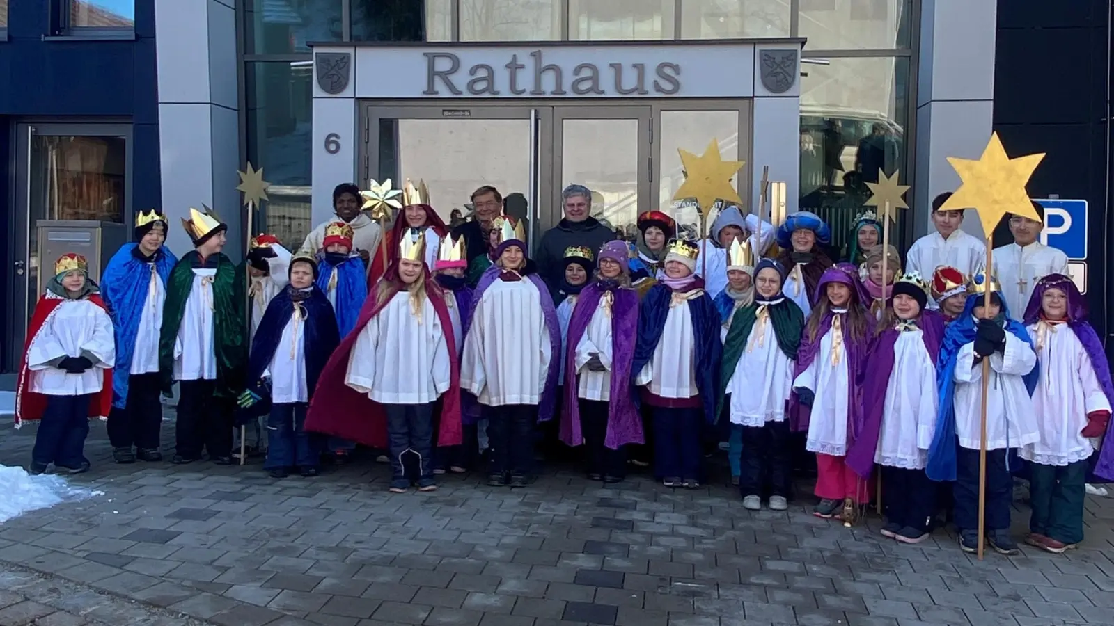 Die Sternsinger besuchten Allings Bürgermeister Stefan Joachimsthaler im Rathaus. (Foto: Gemeinde)
