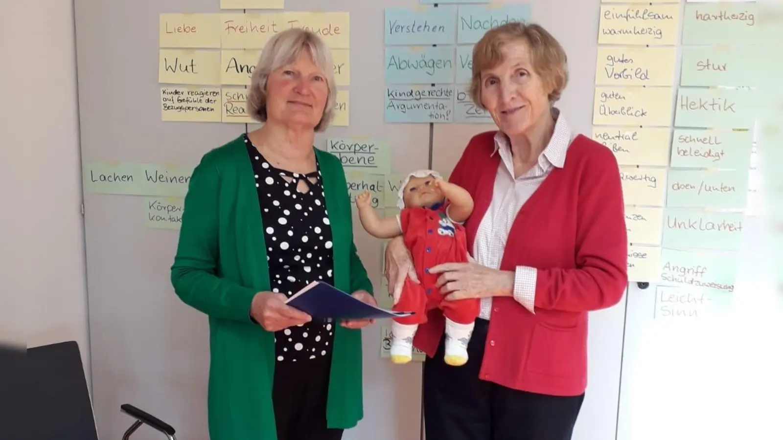 Margit Münch-Pankofer und Eva-Maria Fink geben ihr Wissen an künftige Babysitter weiter. (Foto: NbH)