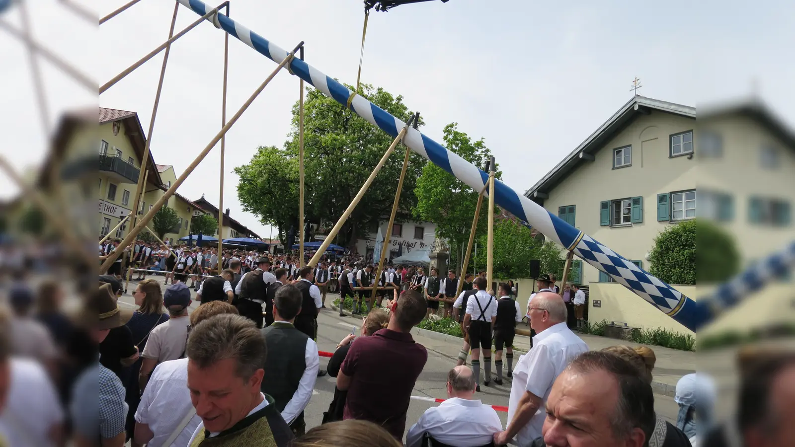 Mit vereinten Kräften wurde am 1. Mai auch in Oberpframmern der neue Maibaum aufgestellt.  (Foto: hw)