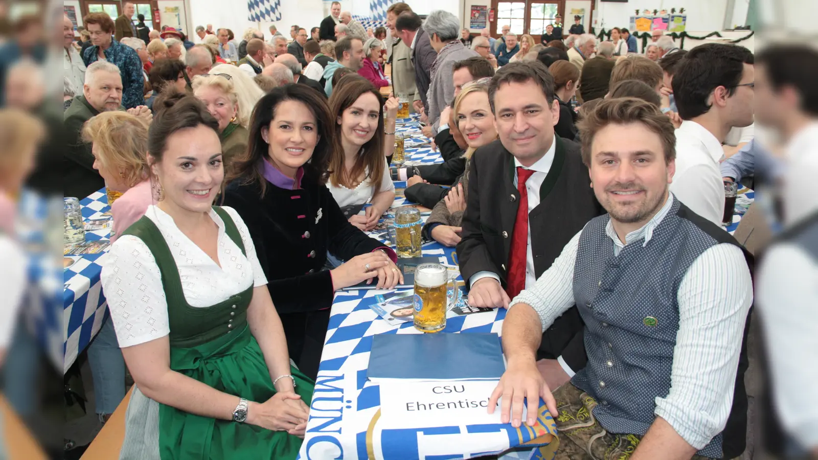 Die CSU beim Haderner Dorffest: Stadträtin Veronika Mirlach. Landwirtschaftsministerin Michaela Kaniber und Europa-Kandidatin Tina Pickert (von vorne, links) mit Stadtrat Matthias Stadler, CSU-Bezirksvorsitzendem und Justizminister Georg Eisenreich und Europa-Kandidatin Cornelia von Schaabner (von vorne, rechts). (Foto: job)