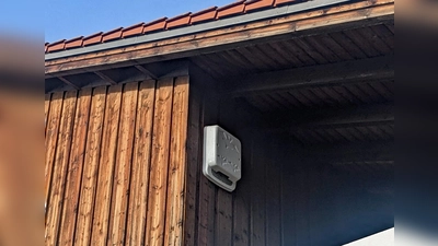 Rückzugsort: Eine Nisthilfe unter dem Dachüberstand am gemeindlichen Bauhof. (Foto: Gemeinde Gilching)