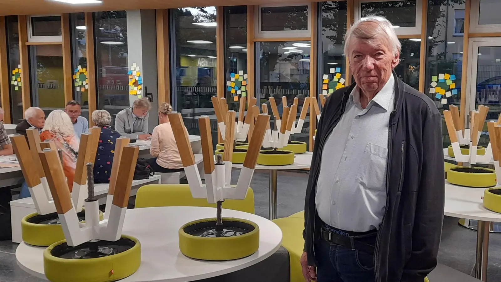 Diese neuen kleinen Hocker und Bänke in der Mensa der Grundschule veranlassten Josef Mögele, Vorsitzender des BA Laim, die Gremiumssitzung kurzerhand abzusagen. (Foto: kö)