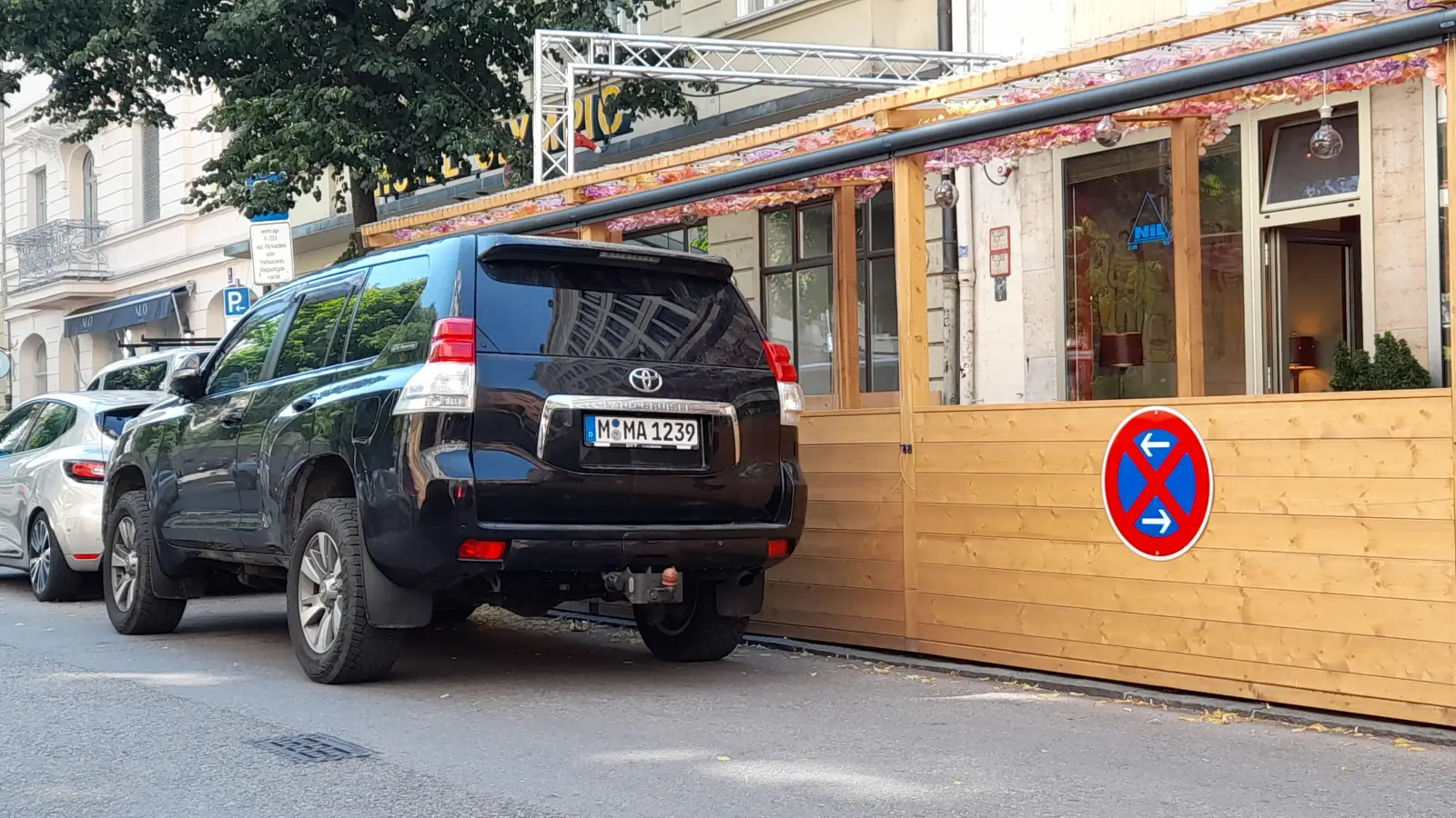 Nur wenn eine Restfahrbahnbreite unterschritten wird, ist das Parken neben Schanigarten verboten. (Foto: Beatrix Köber)