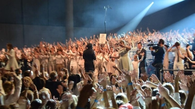 Große Hallen füllt Weltrekordhalter Mano Michael zusammen mit den Sängern und Sängerinnen beim Massen-Chorprojekt.  (Foto: Ralph Larmann )