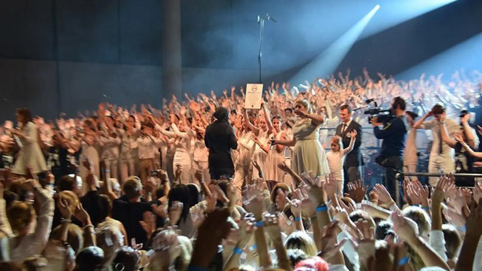 Große Hallen füllt Weltrekordhalter Mano Michael zusammen mit den Sängern und Sängerinnen beim Massen-Chorprojekt.  (Foto: Ralph Larmann )