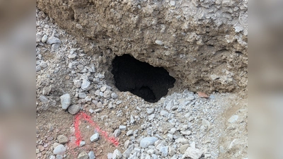 Wegen solcher Löcher unter der Fahrbahn wurde die Fürstenrieder Straße gesperrt. (Foto: SWM/MVG)