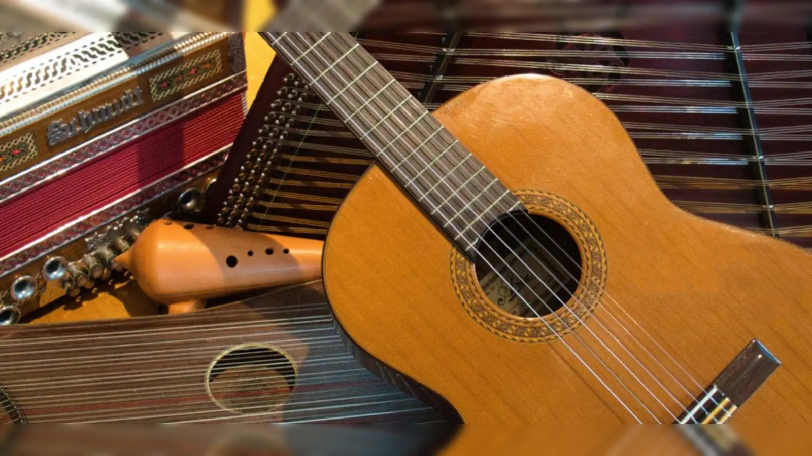 Die Straßlacher Saitenpfeifer umrahmen mit Hackbrett, Okarina, Gitarre, Zither und Steirischer Harmonika amüsante Geschichten. (Foto: Peter Hutmann)