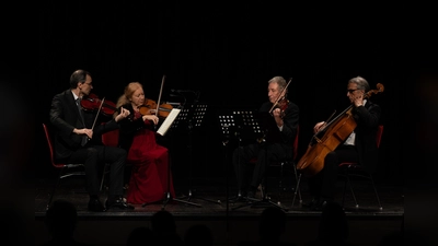 Die Musiker vom Friedensquartett, Artur Medvedev, Gisela Bouton, Florian Sonnleitner und Edgar Gredler (v.l.n.r.), begeisterten das Publikum mit Leidenschaft und Können. (Foto: Gemeinde Neufahrn)