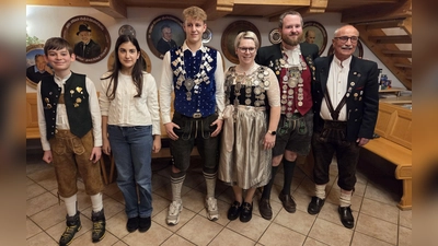 Die SG Hechendorf-Güntering ermittelte ihre Schützenköniginnen und Schützenkönige (von links): Quirin Preuß, Gülfem Belik, David Zeller, Nancy Petzold, Michael Schneider, Dieter Sterr. (Foto: SG)