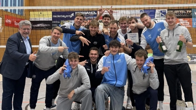 Die ASV Volleys Dachau feiern den Gewinn des Bayerischen Landespokals. Im Bild u. a.: Sven Lehmann, Marcus Rupprecht, Patrick Rupprecht, Maximilian Hartmann, Moritz Teichmann, Dominik Langbein, Tobias Besenböck, Fabian Suck, Luca Schwarz, Marvin Primus, Paul Schreiner, Luca Russelmann. (Foto: ASV)