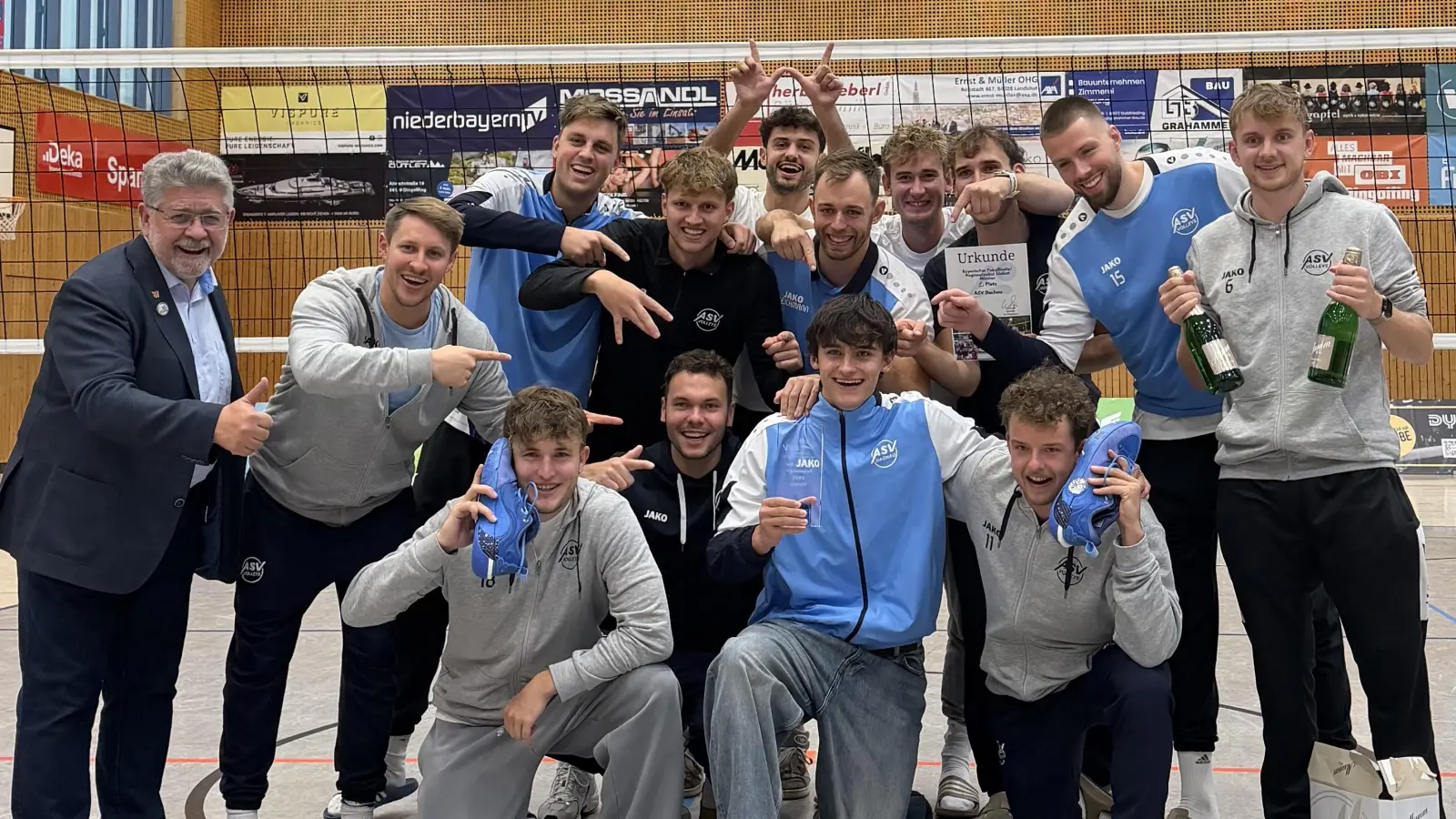 Die ASV Volleys Dachau feiern den Gewinn des Bayerischen Landespokals. Im Bild u. a.: Sven Lehmann, Marcus Rupprecht, Patrick Rupprecht, Maximilian Hartmann, Moritz Teichmann, Dominik Langbein, Tobias Besenböck, Fabian Suck, Luca Schwarz, Marvin Primus, Paul Schreiner, Luca Russelmann. (Foto: ASV)