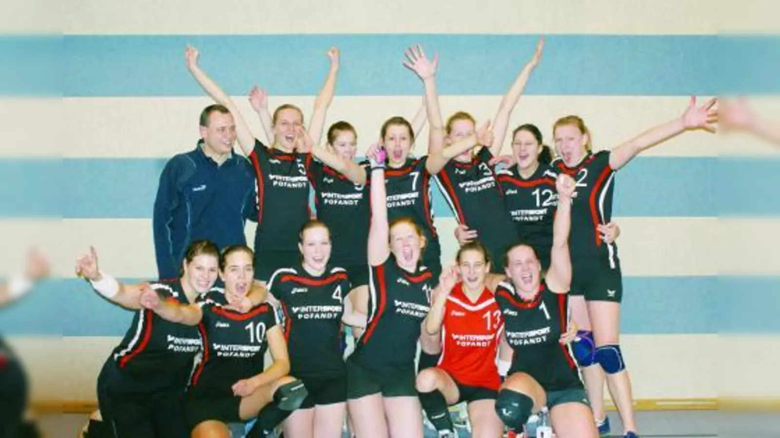 Schafften den Aufstieg in die Landesliga: die Volleyball-Damen 1 des SV Germering mit Trainer Anton Kargl (hinten li.). (Foto: Barbara Moll)