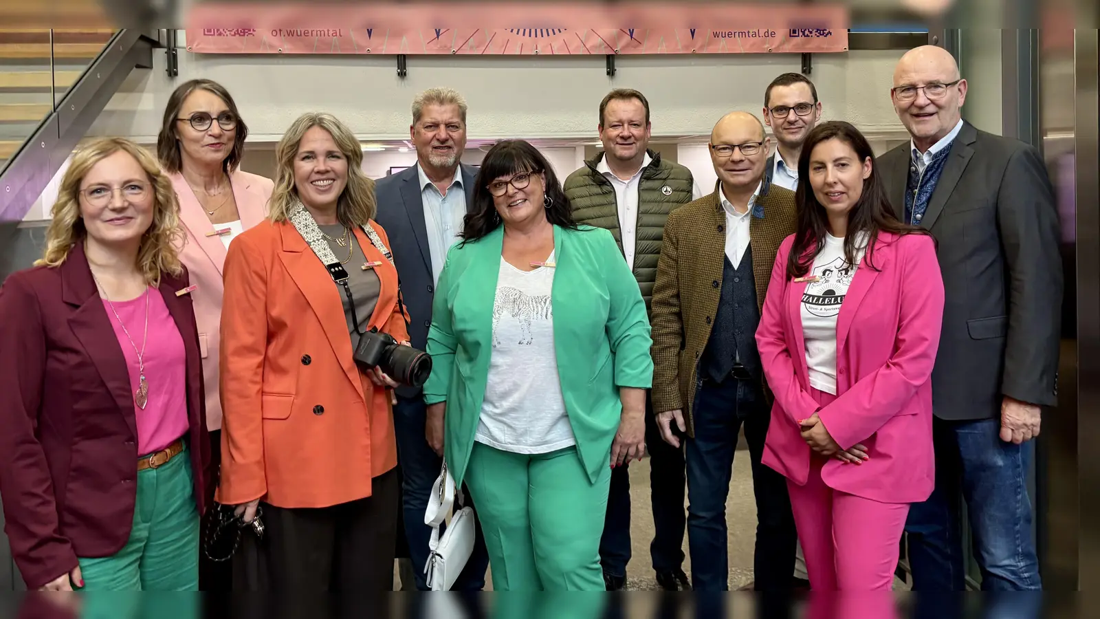Frauen-Netzwerk mit Rückhalt der Würmtaler Bürgermeister (von rechts): Rudolph Haux (Bürgermeister Krailling), Sarah Bauer, Markus Deschner (Bürgermeister Gauting), Hermann Nafziger (Bürgermeister Planegg), Peter Köstler (Bürgermeister Gräfelfing), Heidelinde Bothe, Harald Zipfel (Bürgermeister Neuried), Andrea Stadelmann, Solveig Butzert und Kerstin Keysers. (Foto: Ulrike Seiffert)