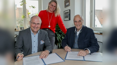 Freuen sich über die Kooperation (v.l.): Christian Schiller (1. Bürgermeister Herrsching), Sabine Lübbers (Verwaltung Herrsching) und Klaus Kögel (1. Bürgermeister Seefeld). (Foto: Gemeinde Herrsching)