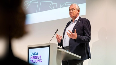 Alexander Lenders, Vorstandsvorsitzender des BVDA, eröffnet die Mitgliederversammlung. (Foto: BVDA)