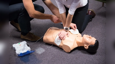 Bei der Einweisung lernen die Teilnehmer praxisnah den Umgang mit einem Defibrillator – Hemmungen sollen so abgebaut werden. (Foto: © ÖW/casto)