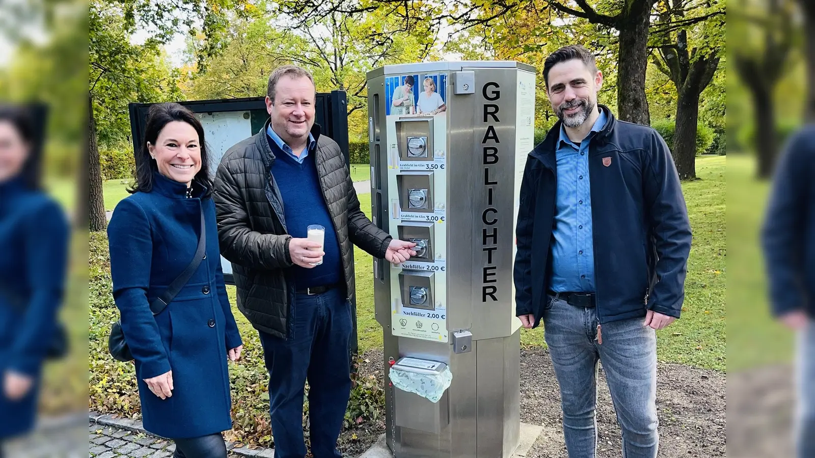Freuen sich über den neuen Grablichtautomaten am Gräfelfinger Friedhof (von links): Petra Hierl-Schmitz (Sozial- und Ordnungsamtsleiterin), Bürgermeister Peter Köstler und Armin Steckenbauer (Werkstattleiter des Monsignore-Bleyer-Hauses).  (Foto: Birgit Doll)