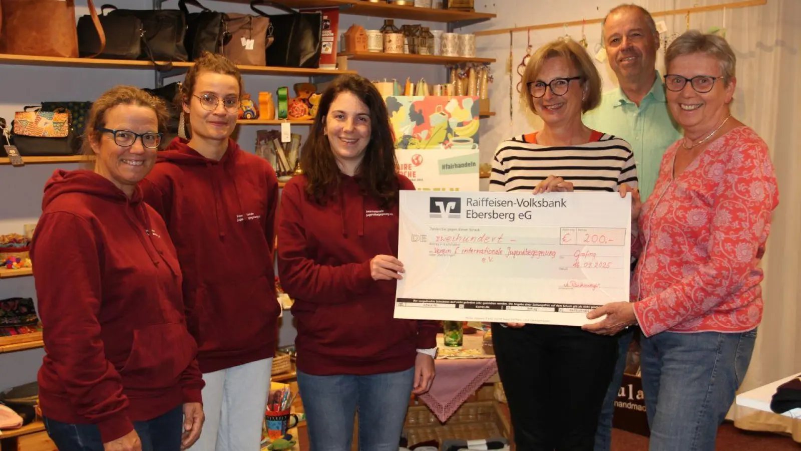 (V.l.n.r.:) Lena Grimm, Katharina Lochner und Silvia Molena vom Verein IJB nehmen die Spende des Weltladens entgegen von Monika Hammer, Angela Reichmeyer und Josef Biesenberger. (Foto: red)