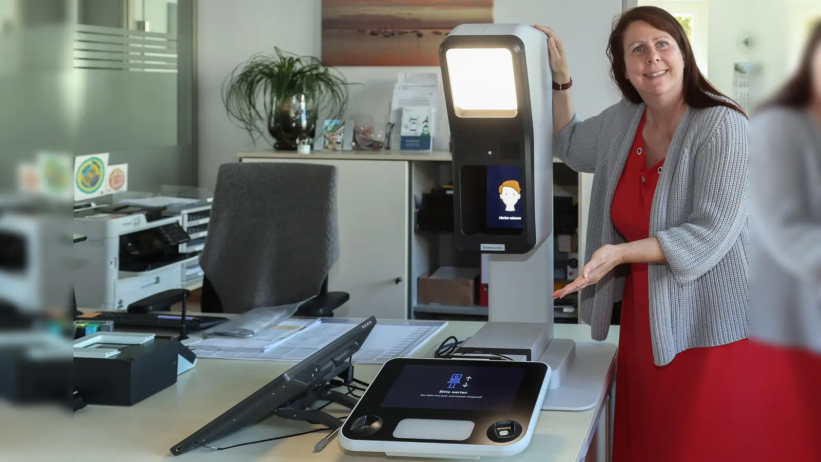 Susanne Ziegler vom Bürgerbüro zeigt eines der neuen Point ID-Geräte. (Foto: Gemeinde Herrsching)