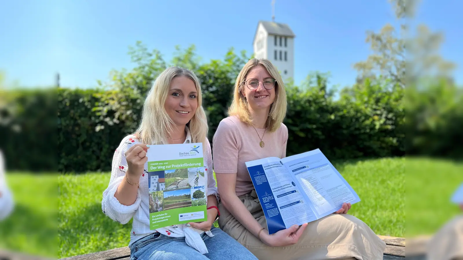 Die beiden LAG-Managerinnen Annika Baumbach und Julia Gail stellen den neuen LEADER-Förderleitfaden vor. (Foto: AGIL)