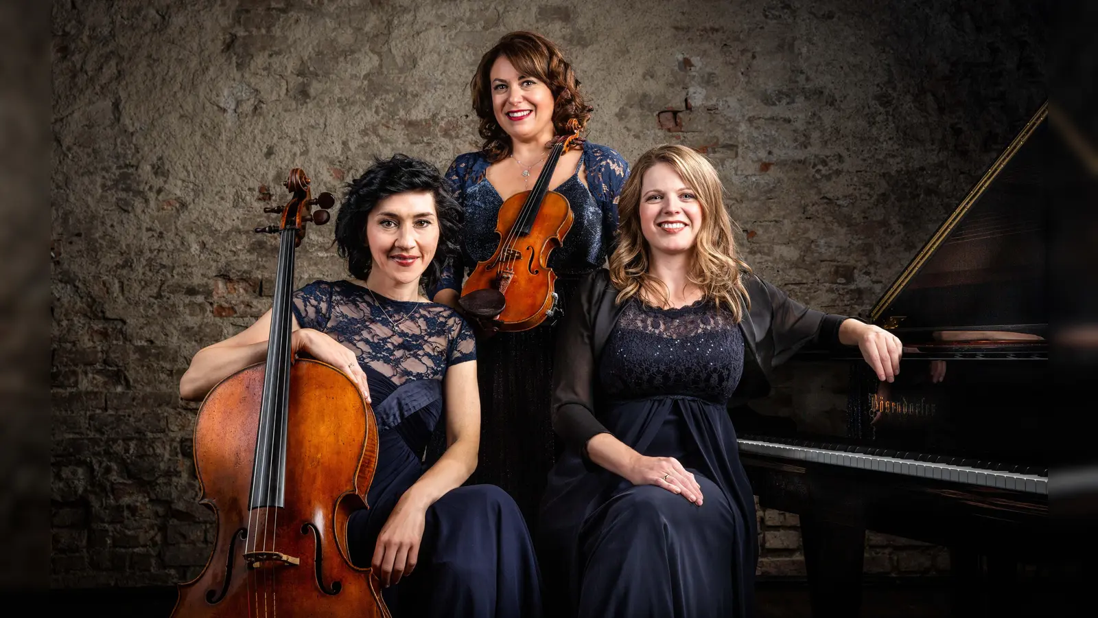 Das Trio Gemma mit Nargiza Yusupova (Violoncello), Sabrina Hausmann (Violine) und Carolin Danner (Klavier) spielt bei „Würmtal in Concert”. (Foto: Scharfenberg Holzinger)