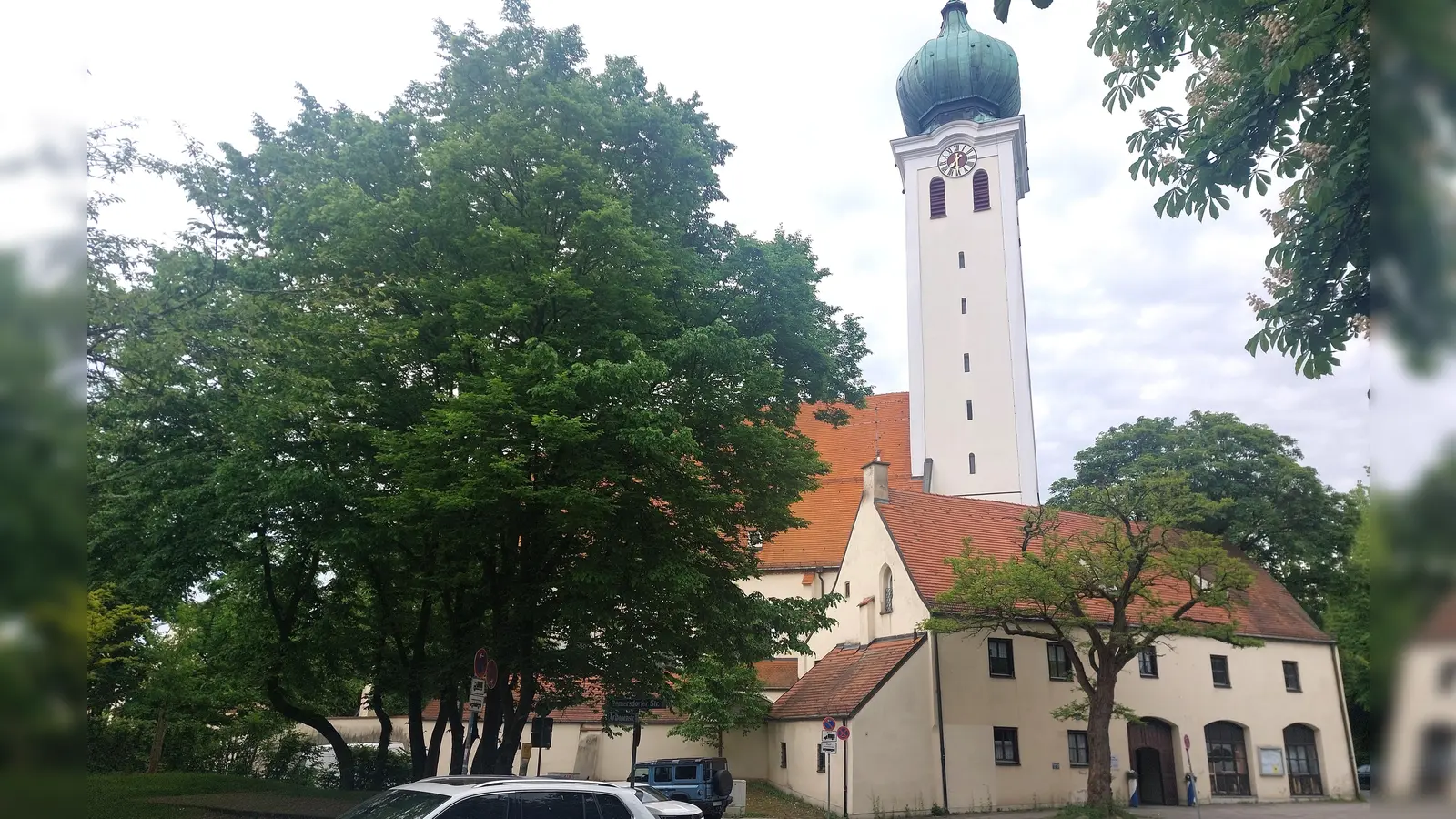 Der historische Ramersdorfer Ortskern soll umgestaltet werden - das hat der Münchner Stadtrat bereits im Herbst 2018 beschlossen. Passiert ist seitdem nichts. (Foto: bas)