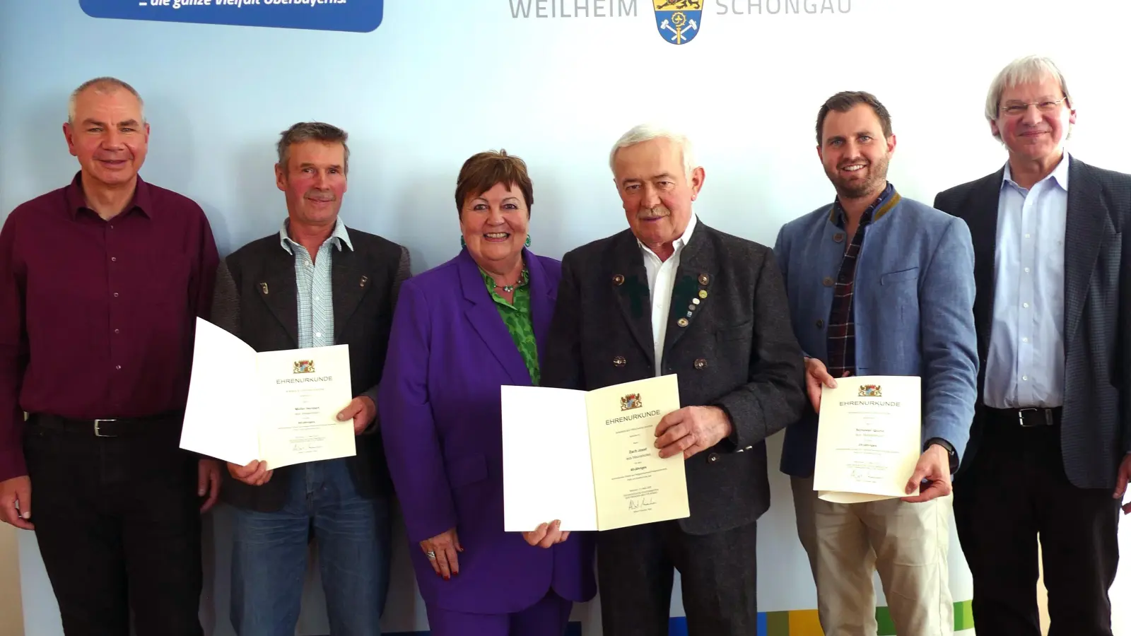 Ehrung für ehrenamtliches Engagement (v.l.): Wielenbachs Bürgermeister Harald Mansi, Heribert Müller, Landrätin Andrea Jochner-Weiß, Josef Zach, Wessobrunns Bürgermeister Georg Guggemos (für Quirin Schuster) und Vermessungsdirektor Robert Michel. (Foto: Landratsamt)