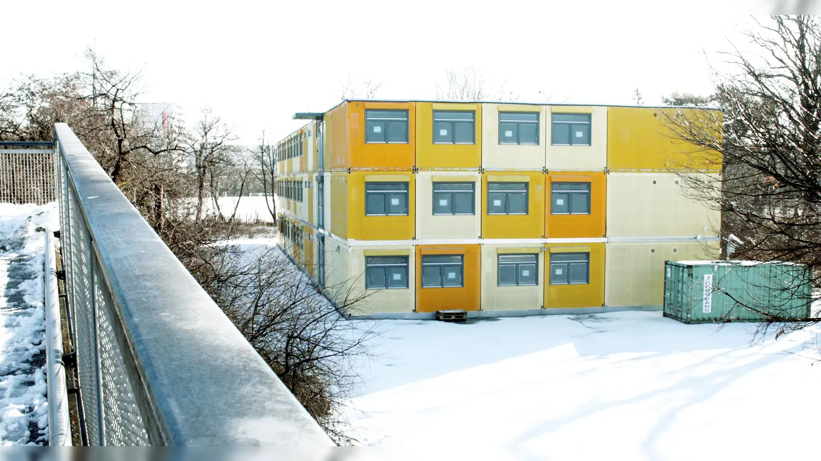 Auf dem Grundstück, auf dem derzeit die Container stehen, soll das Pflegeheim gebaut werden. Links der Haderner Steg, der die Autobahn quert. (Foto: job)