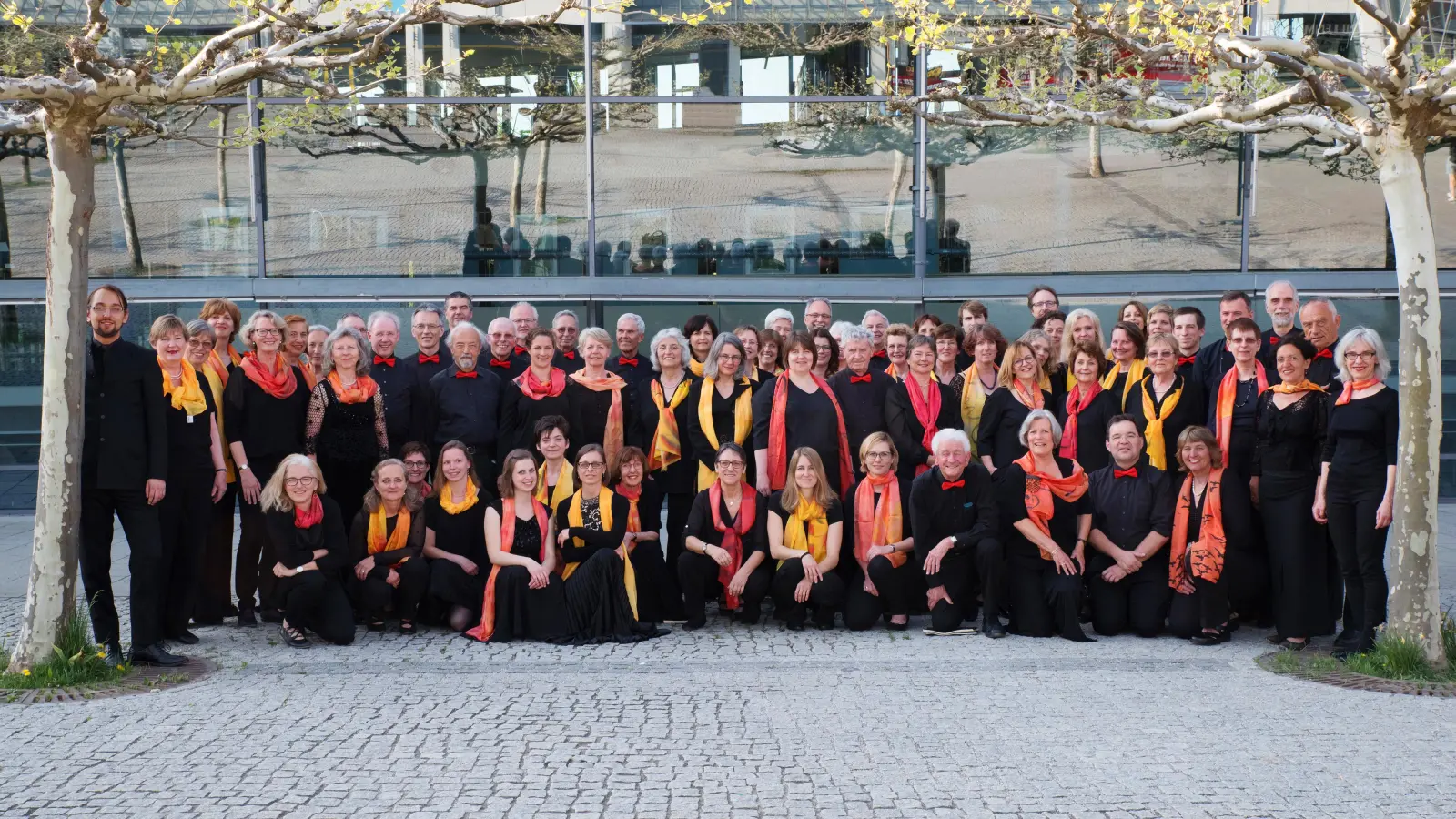 Nicht der gesamte KonzertChor, aber doch etliche der Mitglieder samt ihrem Leiter Michael Leyk (l.), geben am 2. Juli ein Bühnenhofkonzert in der Stadthalle Germering. (Foto: © Wellnhofer-Designs)