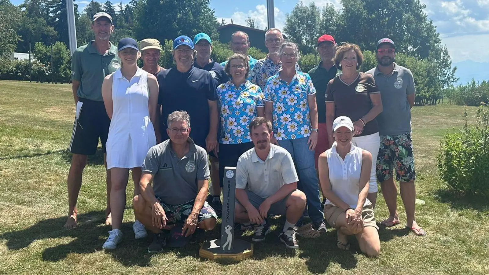 Die siegreiche Allinger Mannschaft mit dem Ligapokal. (Foto: SGC)