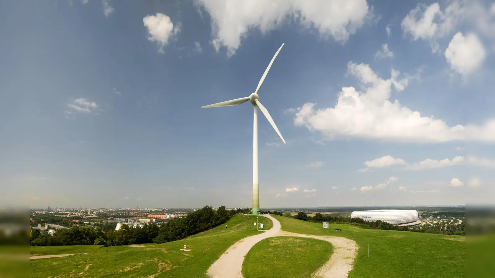 Das Windrad in Fröttmaning steht auf Stadtgebiet und wird von den Stadtwerken München betrieben. Wo im Landkreis weitere Windräder entstehen könnten, darüber gibt der Vorentwurf des RVP Auskunft.  (Foto: ©SWM, Nick Frank)