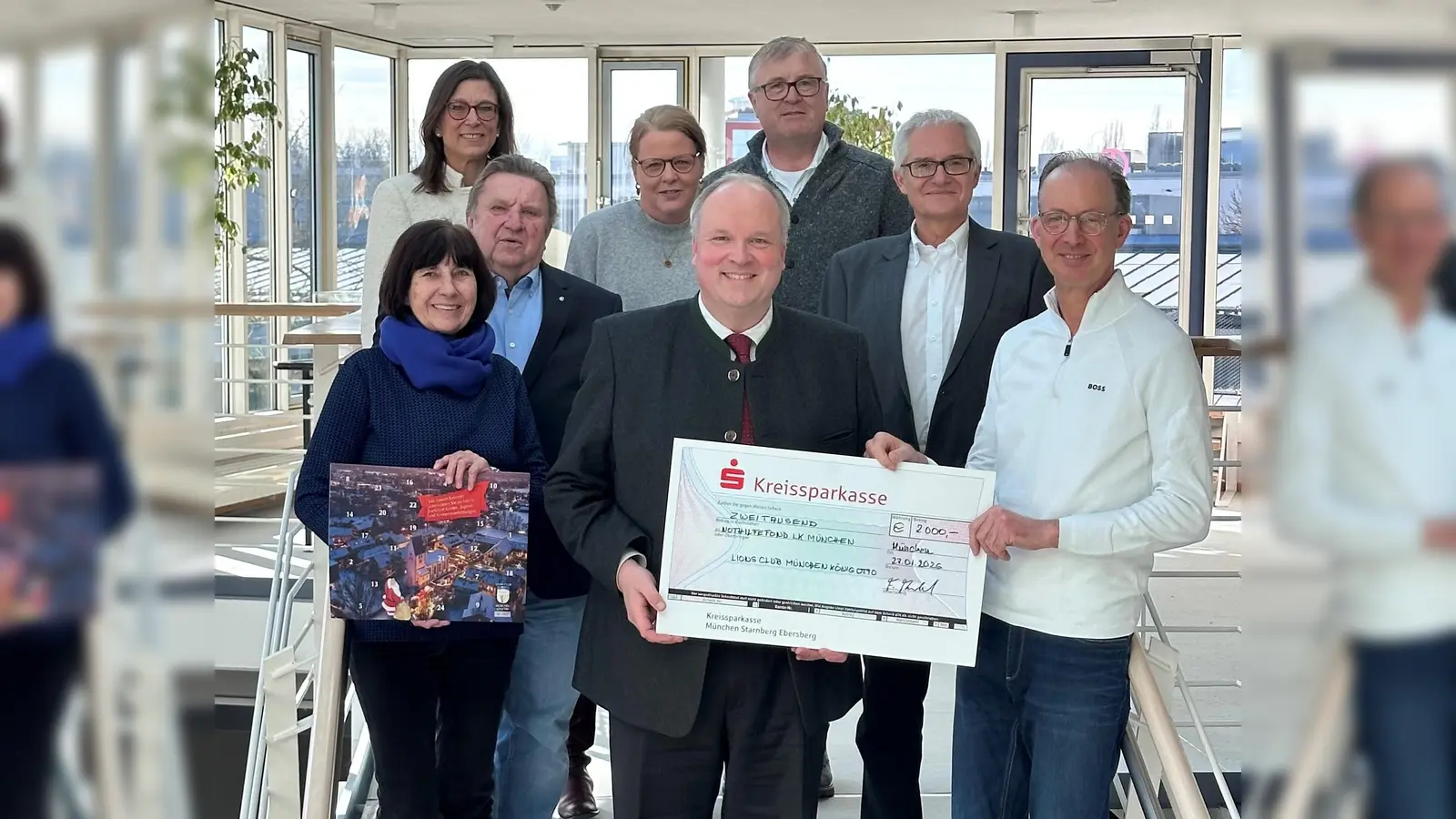 Bei der Spendenübergabe (vorne v.l.) Ilona Fischer (Lions Club), Landrat Christoph Göbel, Adolph Hengge (Lions Club); hinten: Dr. Bettina Wurster (LRA), Fritz Aulenbach (Lions Club), Meike Voigtmann (Kreisverband), Stefan Wallner (Kreisverband) und Michael Germayer (Kreisverband).<br>Weitere Informationen: (Foto: AWO)