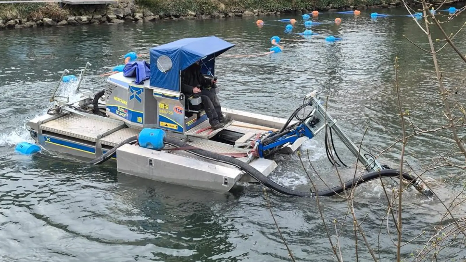 Für die Entschlammung der Sempt kamen zwei spezielle Saugboote zum Einsatz. (Foto: WWA)