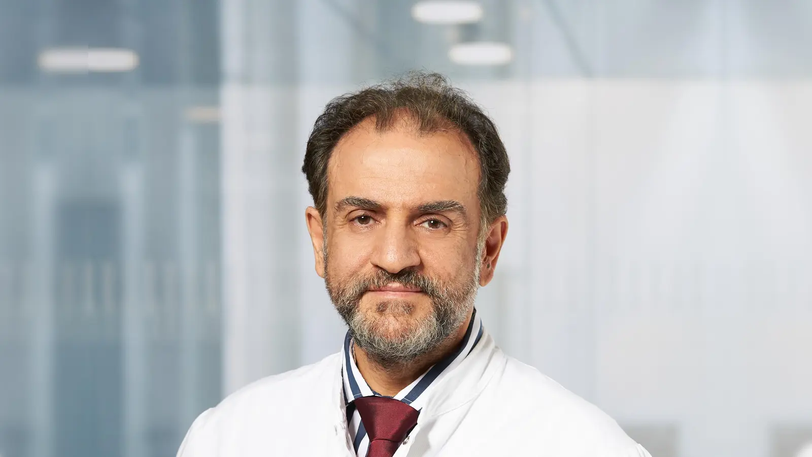 Prof. Dr. Reza Ghotbi ist Ärztlicher Direktor am Helios Klinikum München West und Chefarzt für Gefäßchirurgie an den Münchner Helios Klinikensowie am Helios Amper-Klinikum Dachau.<br>  (Foto: Helios/Andreas Koehler)