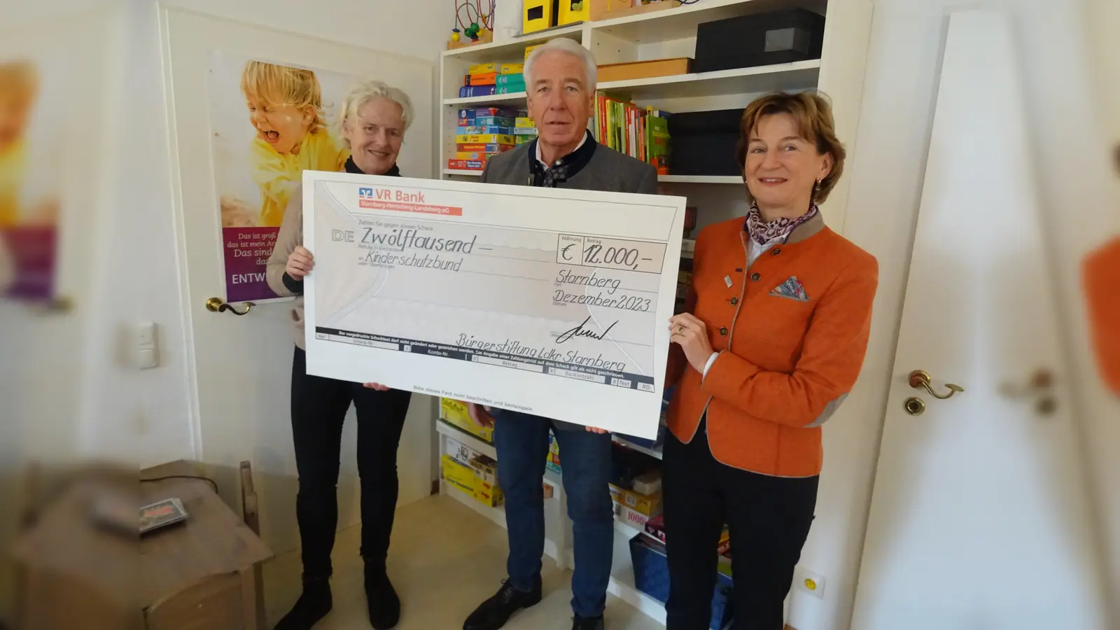 Claudia Ernestus vom Kinderschutzbund (l.) freute sich über die Spende der Bürgerstiftung, die durch Gustav Huber und Barbara Scheitz überbracht wurde.<br> (Foto: Bürgerstiftung)