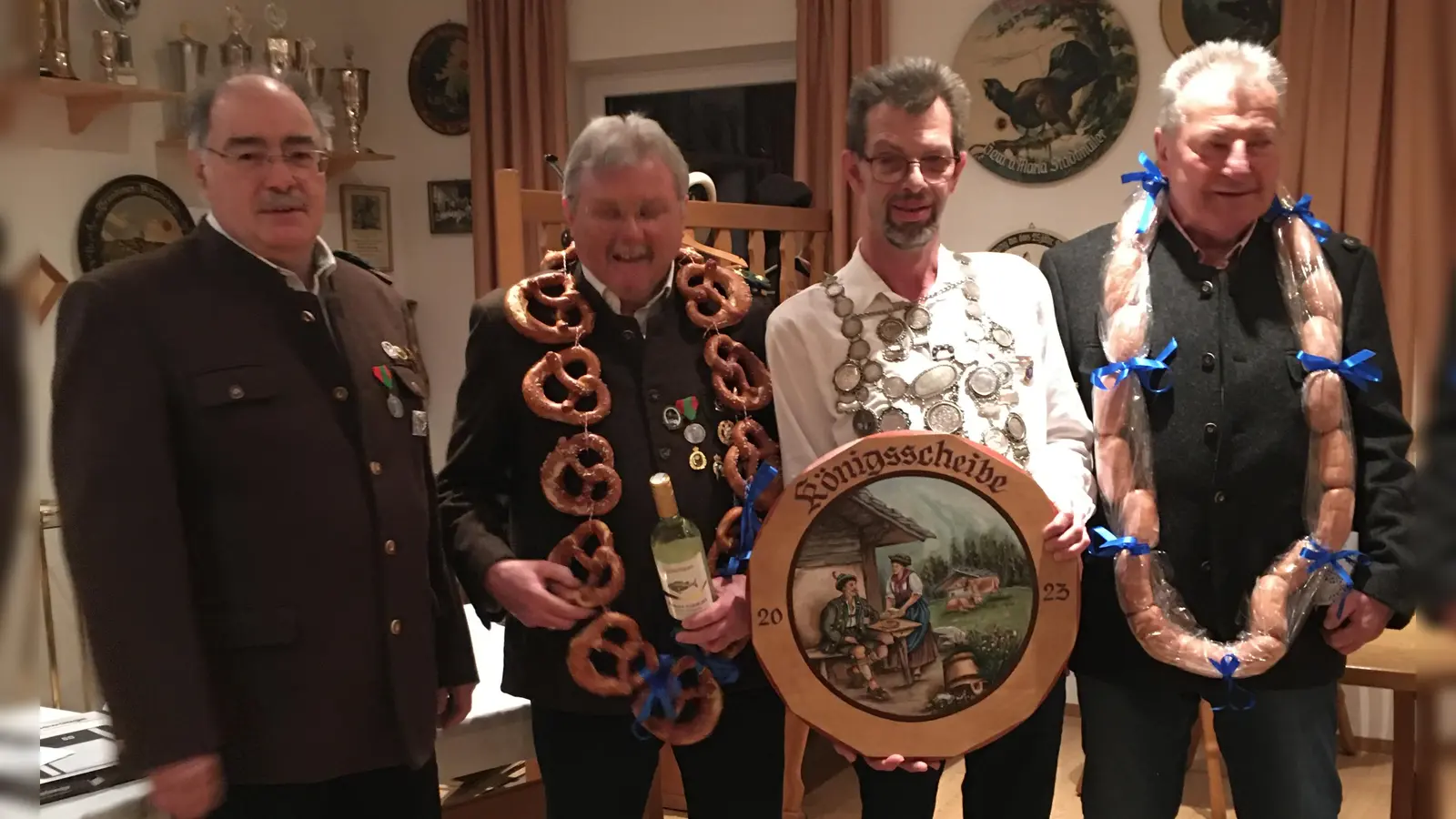 Da war das Ergebnis dann raus (von links): 1. Schützenmeister Paul Wischnewski, Michael Janker, Martin Bergschneider und Peter Adam. (Foto: SG Eintracht-Etterschlag)