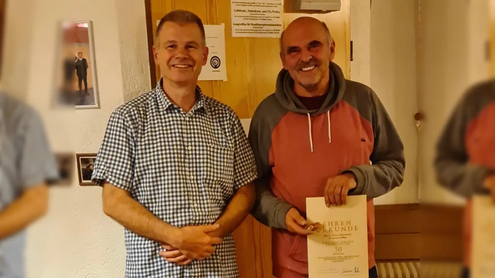 Toni Ostermair (r.) bekam vom 1. Schützenmeister Chrisian Lampl die Ehrenurkunde überreicht. (Foto: SG Seerose Weßling)