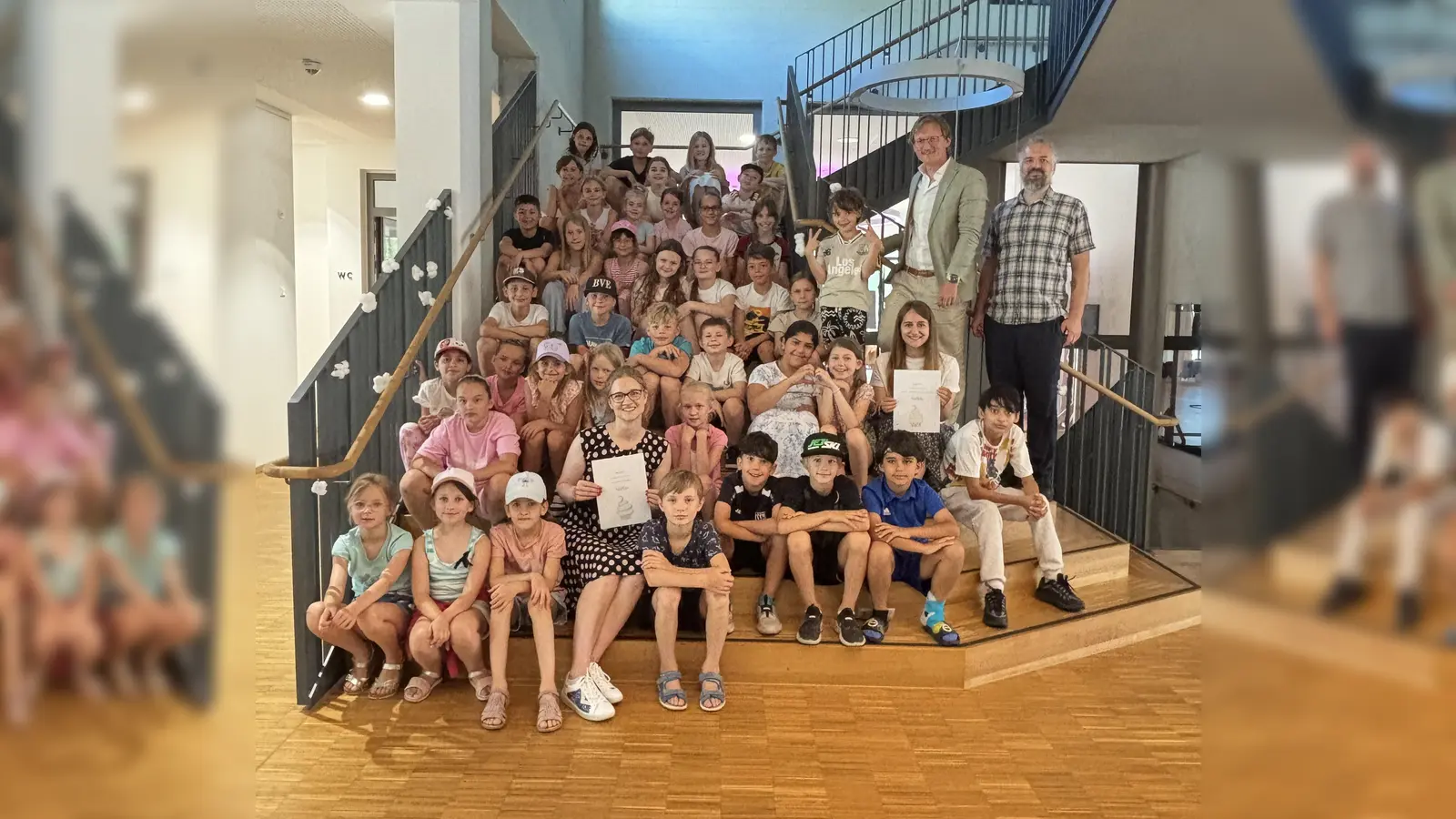 Schüler sammeln Punkte für das Klima. Die beiden Siegerklassen waren mit ihren Lehrerinnen zu Besuch im Rathaus bei Bürgermeister Sebastian Thaler und dem Mobilitätsbeauftragten David Rehbach (r.) . (Foto: © Gemeinde Eching)