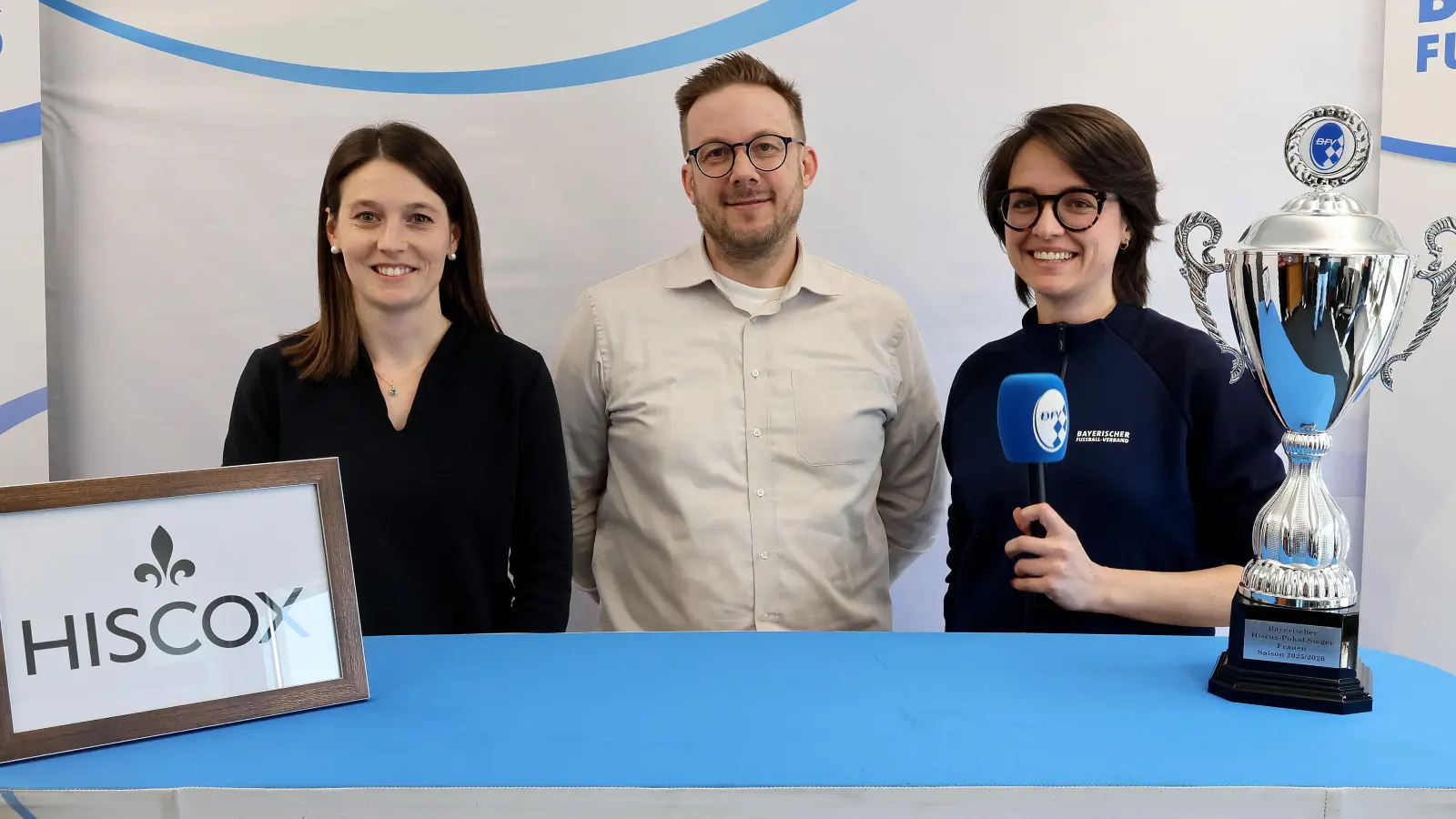 Marie Baumert (BFV-Abteilungsleiterin Jugend), Leo Molatore von BFV-Partner Hiscox und BFV-Moderatorin Theresa Leinfelder (von links) bei der Auslosung der Viertelfinalspiele im Verbandspokal. (Foto: Philipp Schmatloch/BFV)