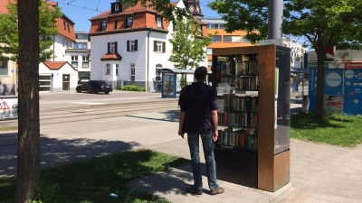 Jederzeit kostenloser Lesespaß: Den Bücherschrank in der Bunzlauer Straße gibt es seit neun Jahren. (Archivbild: dm)